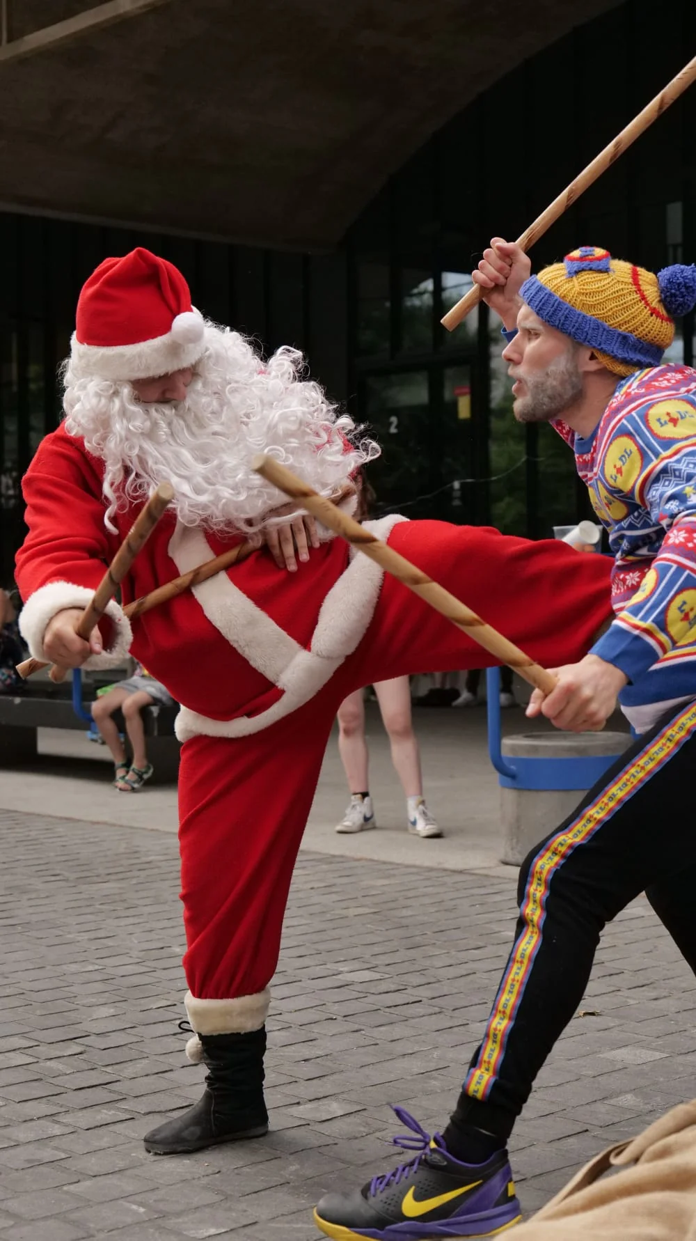 Le Père-Noël fait du kung fu - Photo 2