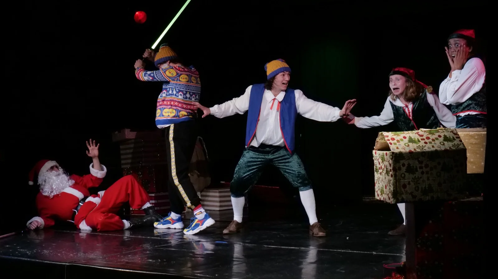 Le Père-Noël fait du kung fu - Photo 1
